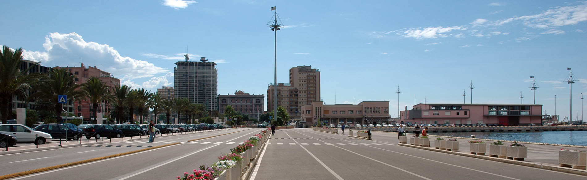 Vista del porto di Cagliari di fronte a Via Roma